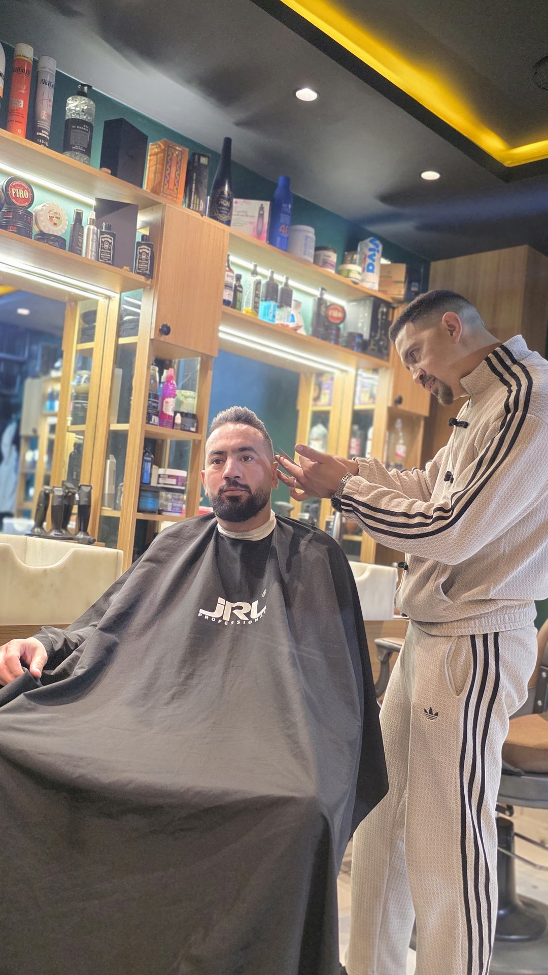 Ambassador Barbershop — barbier et client