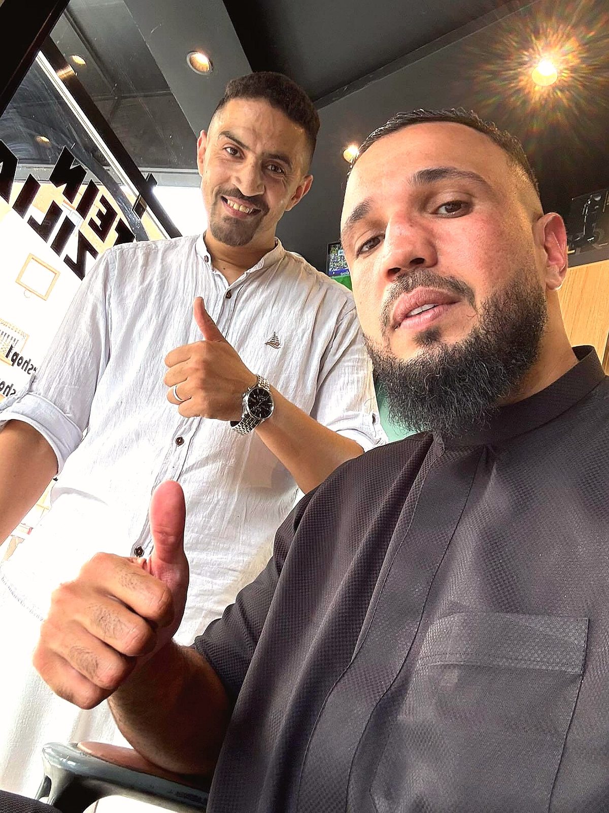 Client satisfait avec son barbier