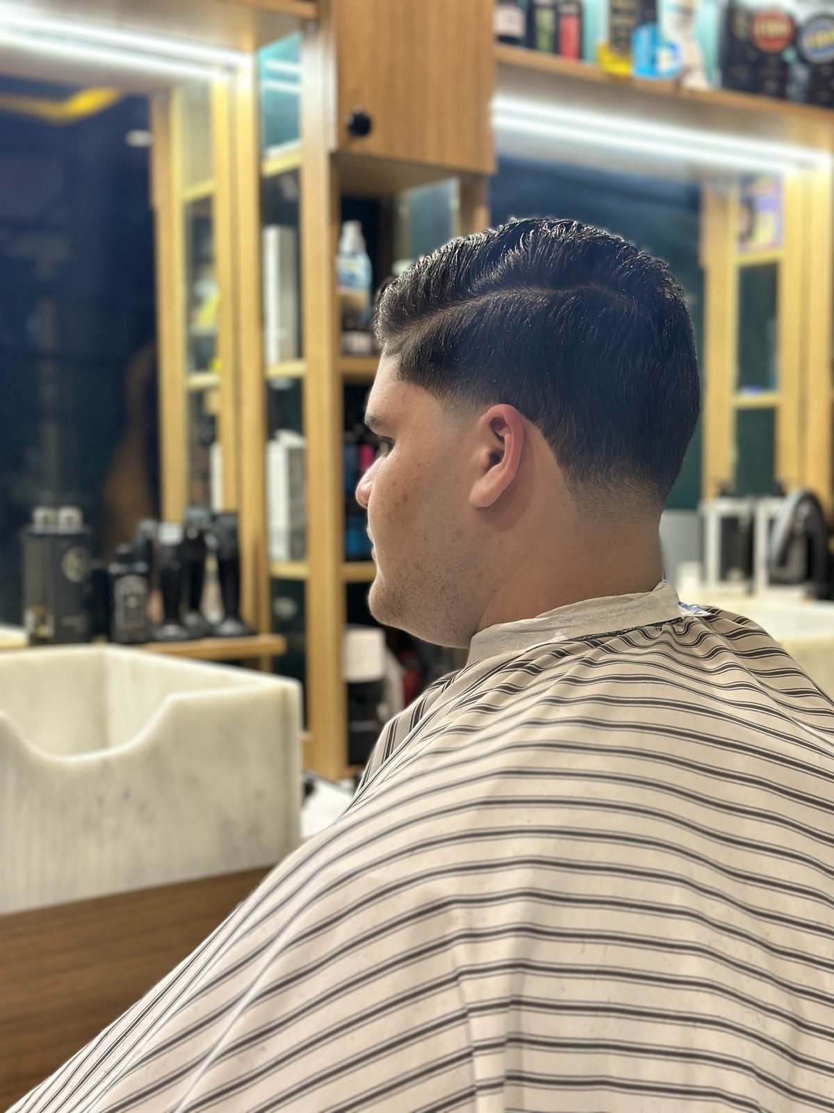 Dégradé et coupe texturée réalisés chez Ambassador Barbershop