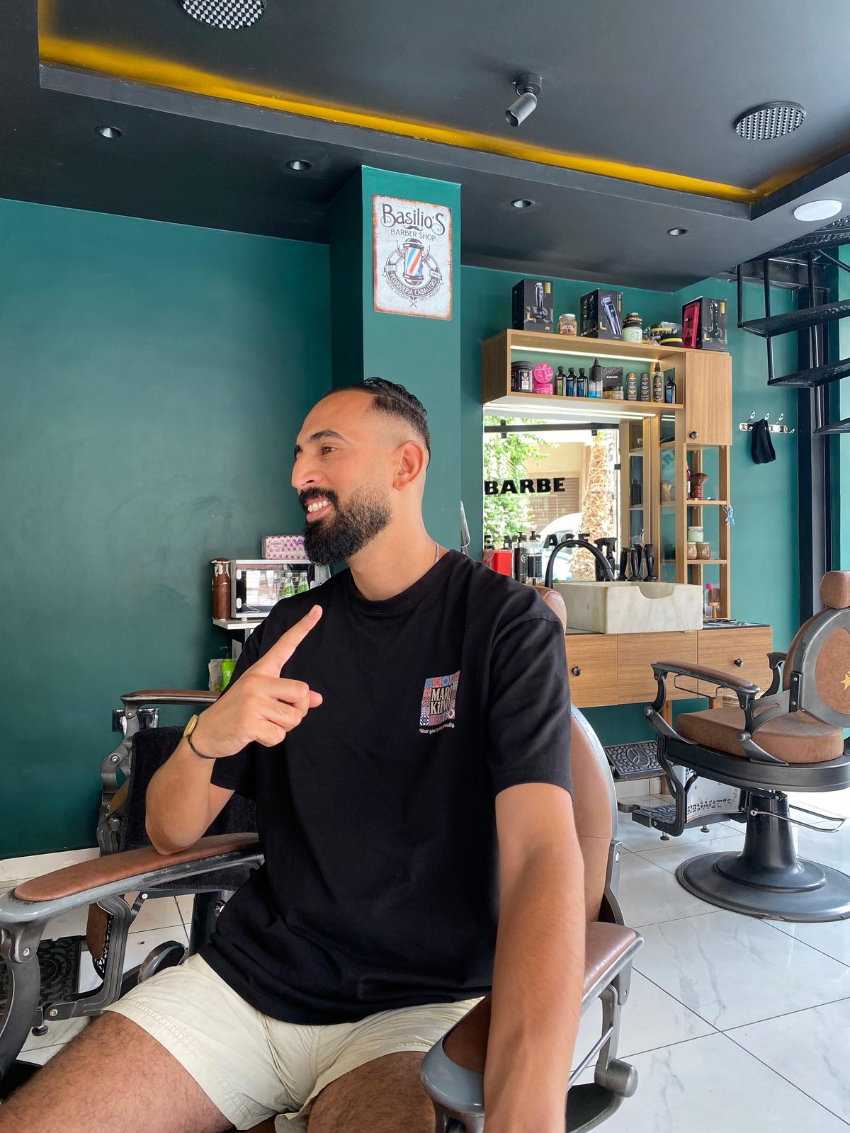 Notre barbier dans le salon Ambassador Barbershop